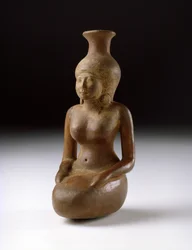 Vase en forme de fille (détail)